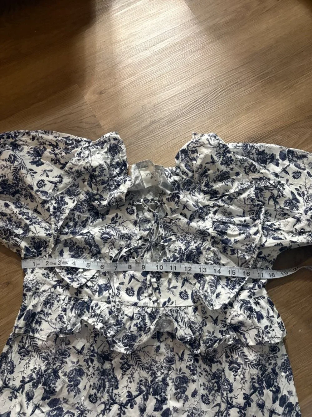 Tuckernuck Nadia Blouse size M medium floral ruffle top navy blue white Hyacinth